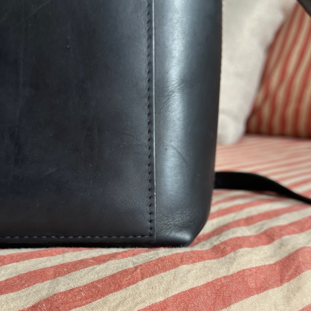 Portland Leather Sleek Black Bag - Picture 5 of 8